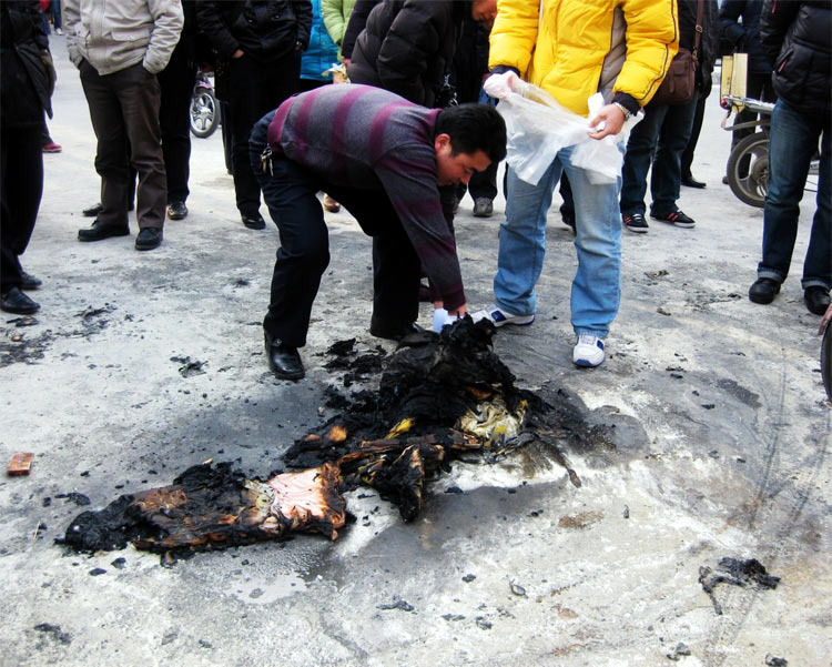 江苏省盐城市亭湖区迎宾路拓宽工程地段发生一起居民自焚事件,造成3人