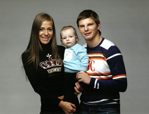 日前卡卡把儿子卢卡的照片上传到了微博上,这个一岁半小家伙有着和