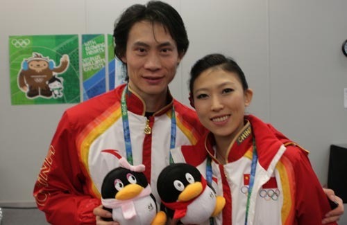 组图:腾讯专访庞清/佟健 怀抱qq公仔合影