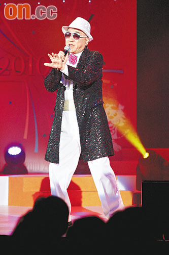 卢海鹏戴上墨镜扮罗文,却被林建明嘲不像!