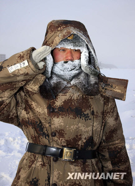 雪地里的边防战士图片
