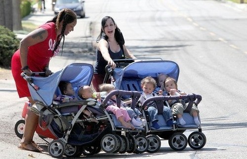 主题:八胞胎妈妈带孩子出街 排场恢宏