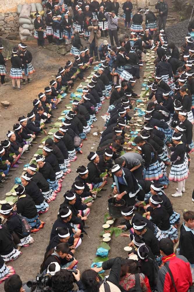 孝家才买回2头水牛,请亲朋从家里的地下挖出棺材,按白裤瑶的习俗砍牛