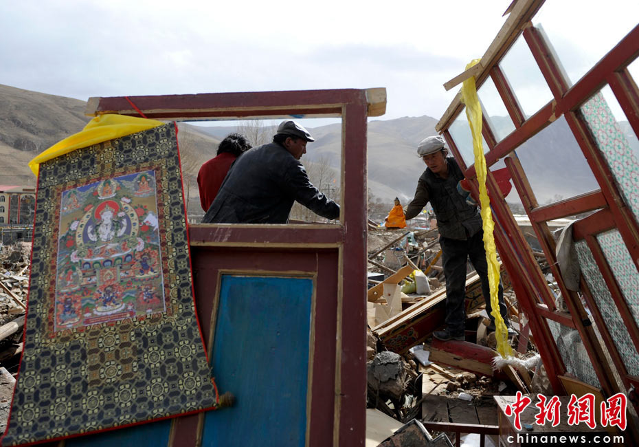 4月16日,青海玉树结古镇新建路的地震废墟里,当地民众在废墟中清理