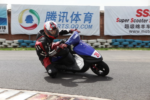 组图:sss第二站 天津天财车队接受采访