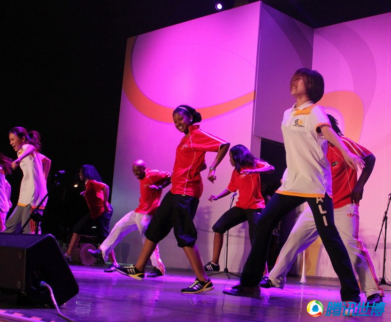 高清:南非馆热舞震撼上演 引发全场尖叫