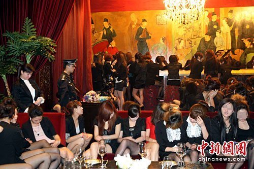 天上人间部分陪侍女系研究生 服务员跪送酒水