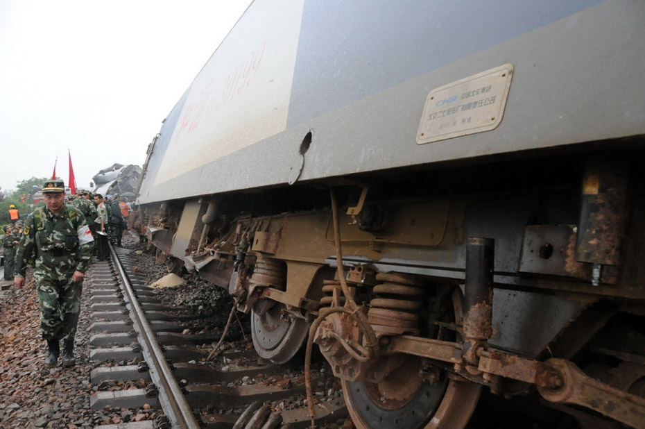 沪昆铁路山体滑坡造成列车脱线事故