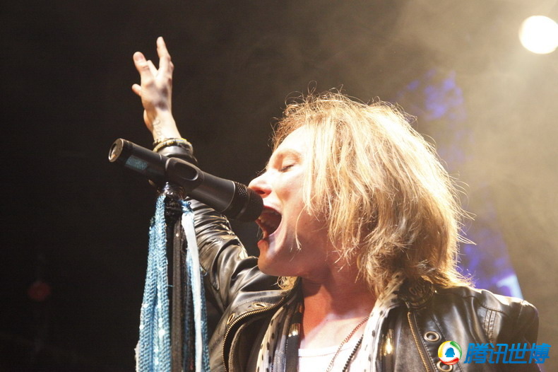 高清:芬兰摇滚乐队绚丽登场引爆全场尖叫