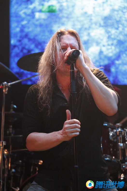 高清:芬兰摇滚乐队绚丽登场引爆全场尖叫