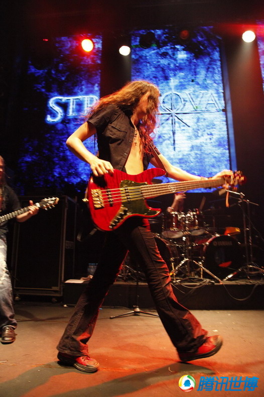 高清:芬兰摇滚乐队绚丽登场引爆全场尖叫