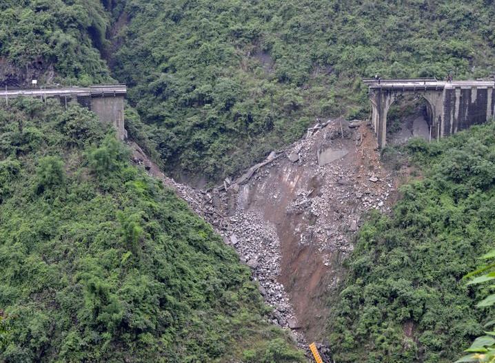 [转贴]重庆一座建成12年大桥垮塌