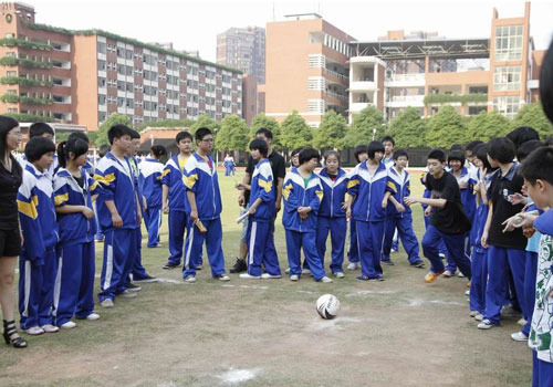 组图:长沙广益中学校园足球活动 老师亲上阵