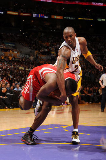 科比阿泰之快意恩仇那一抱诠释兄弟情深图