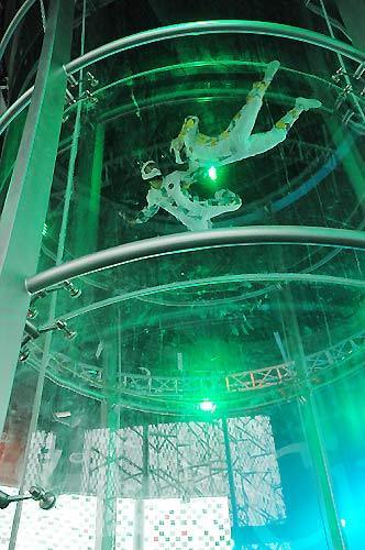 世博疯狂科技:垂直风洞机助你空中飞行