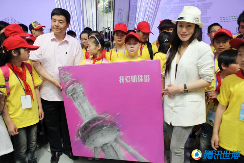 高清:盲童游世博 许戈辉与艾敬共做爱心大使