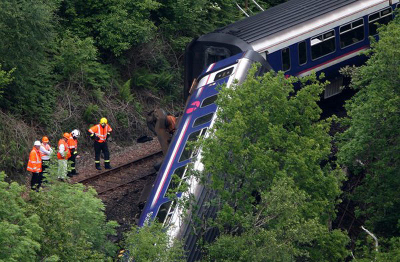 组图:英国苏格兰一火车发生脱轨起火事故 