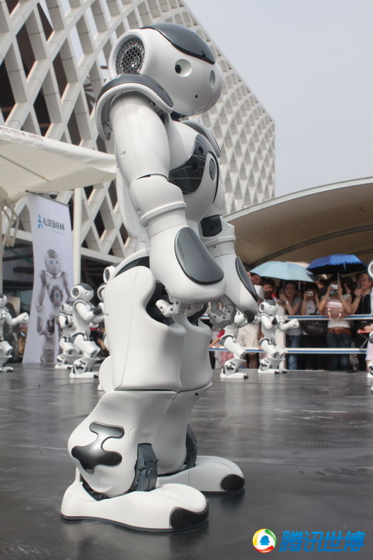高清:法国庆祝国家馆日 机器人跳舞娱乐观众