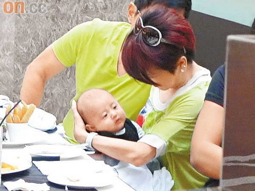 张柏芝与两位儿子现身 破与拉姑不和传言