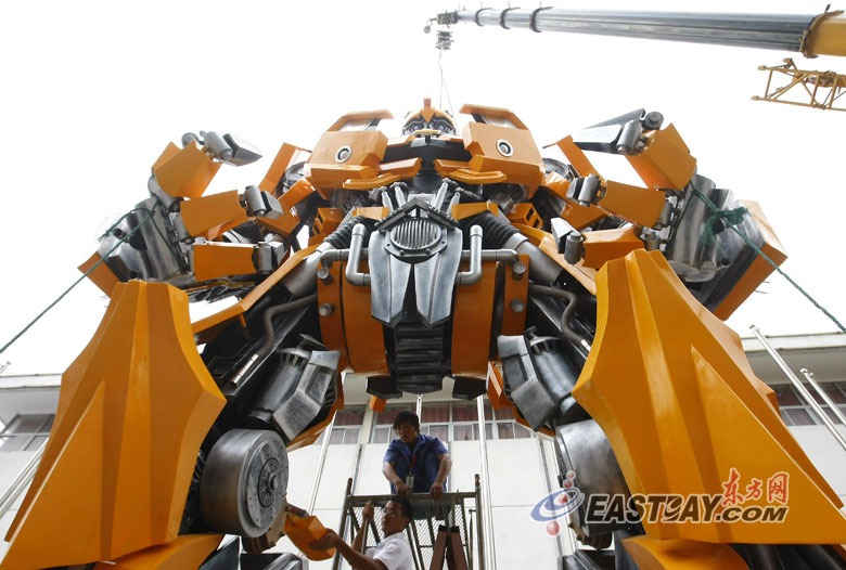 高清:巨型"大黄蜂"沪上亮相 影迷大饱眼福