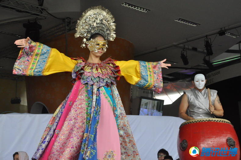 高清:新加坡木偶戏 传统鼓乐艳丽服装交相辉映