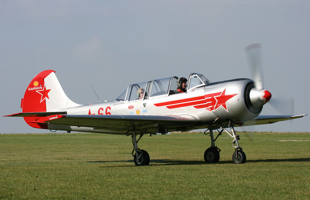 使用俄制军用特技飞机雅克52和雅克50,其队员都是原空军战斗机1999年