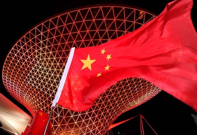 祖国华诞:世博盛装迎国庆 国旗飘扬中国馆