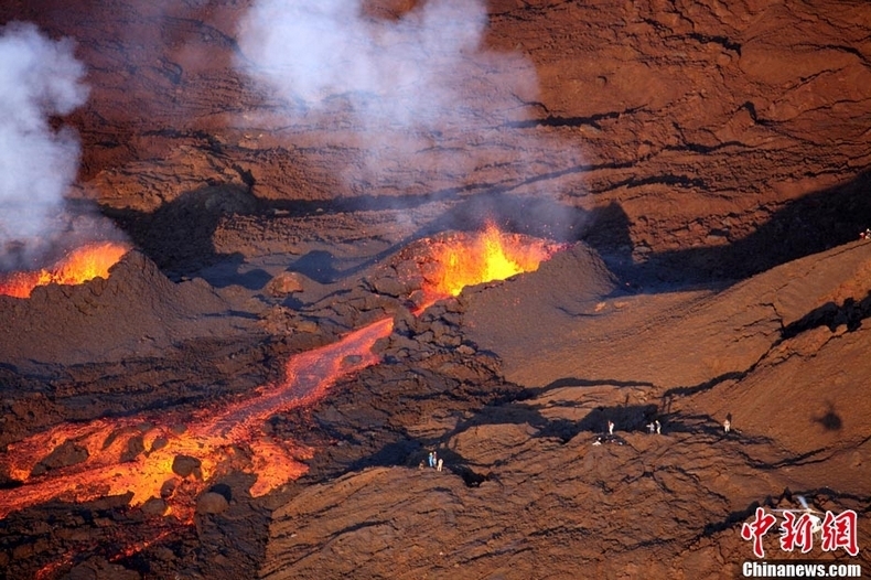 高清:法国弗尔乃斯火山喷发熔岩流
