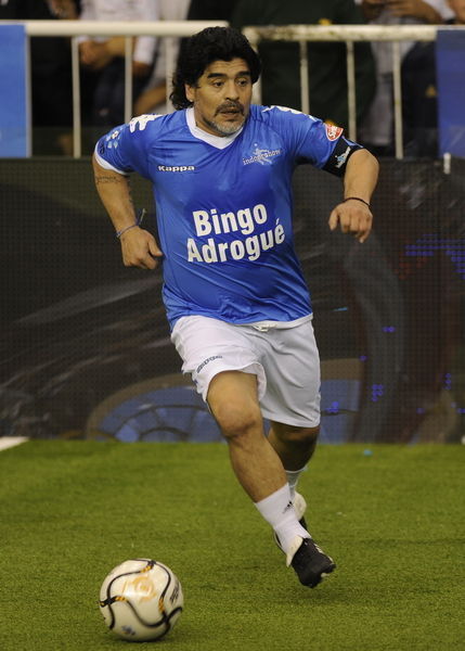 组图:马拉多纳携巴蒂重返赛场 为老队友筹款