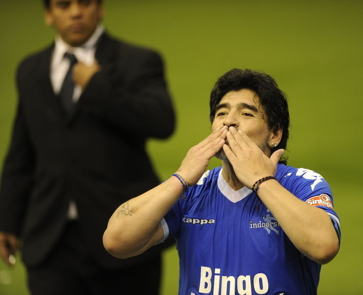 组图马拉多纳携巴蒂重返赛场为老队友筹款