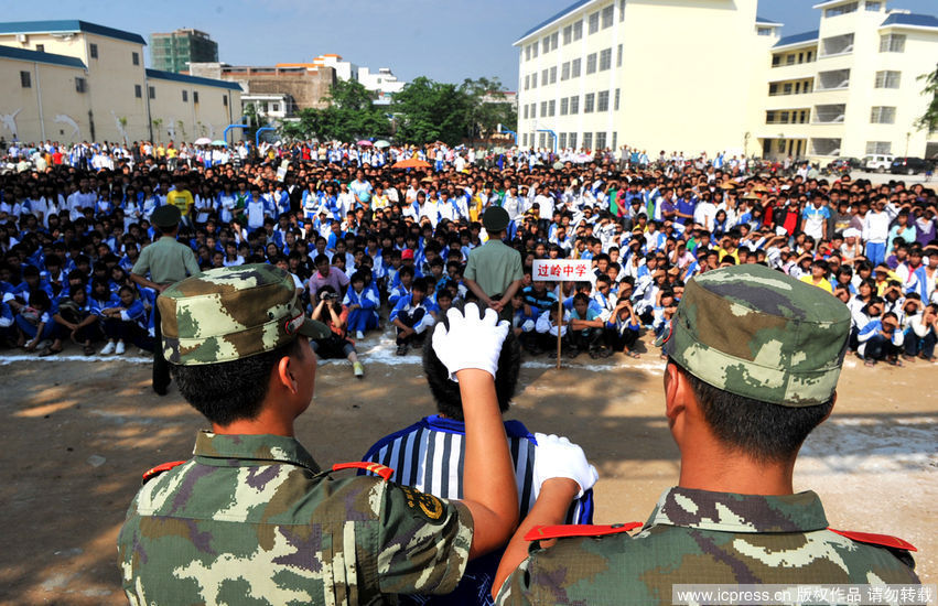 高清:三亚组织学生观看公审会 两案犯被枪决