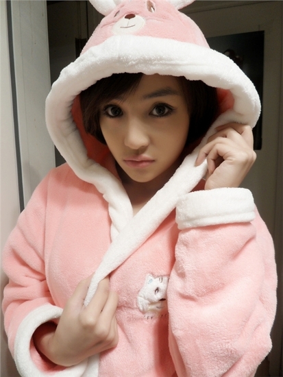 90后第一校花穿粉红睡衣清纯自拍