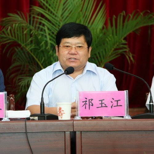 昨日张洪峰告诉记者,当时他并没有在现场,这些只是他在论坛上看到的.