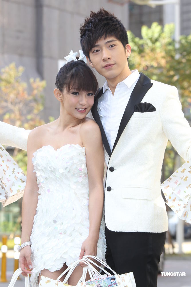 高清:郭书瑶化身美人鱼 与井柏然101跨年