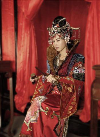 张柏芝《杨门女将》新造型曝光 手执利刃杀气足