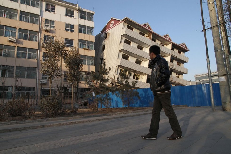 高清:歪楼一月不倒被称"楼坚强" 撞毁邻楼