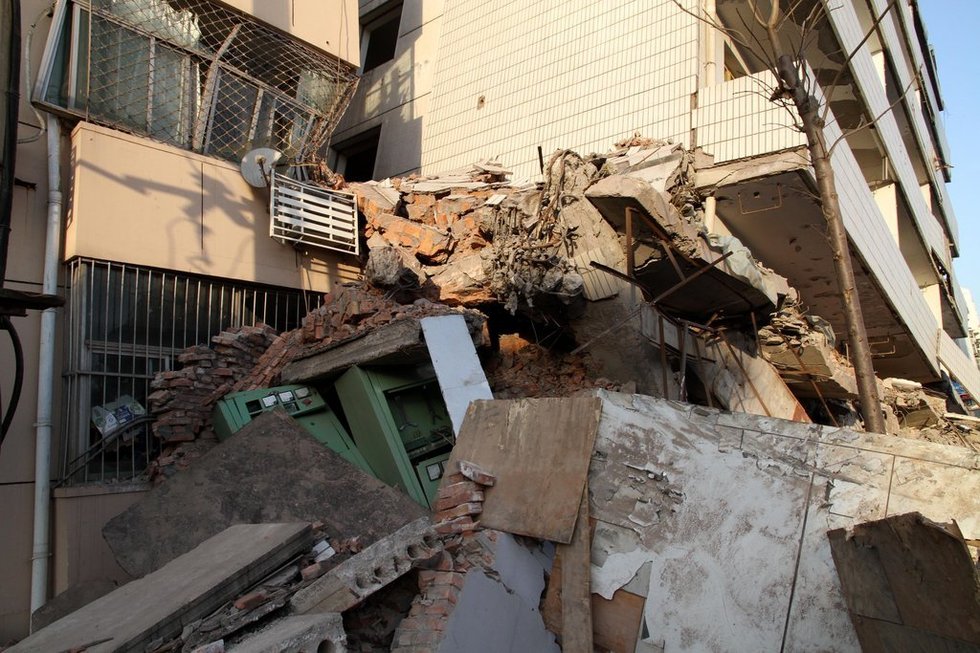 高清:歪楼一月不倒被称"楼坚强" 撞毁邻楼