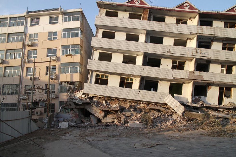 高清:歪楼一月不倒被称"楼坚强" 撞毁邻楼