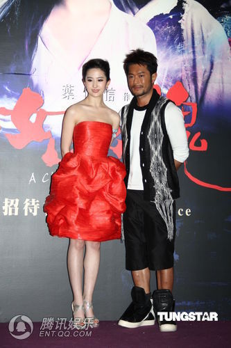 刘亦菲穿低胸装秀香肩 大方分享与余少群拍吻戏