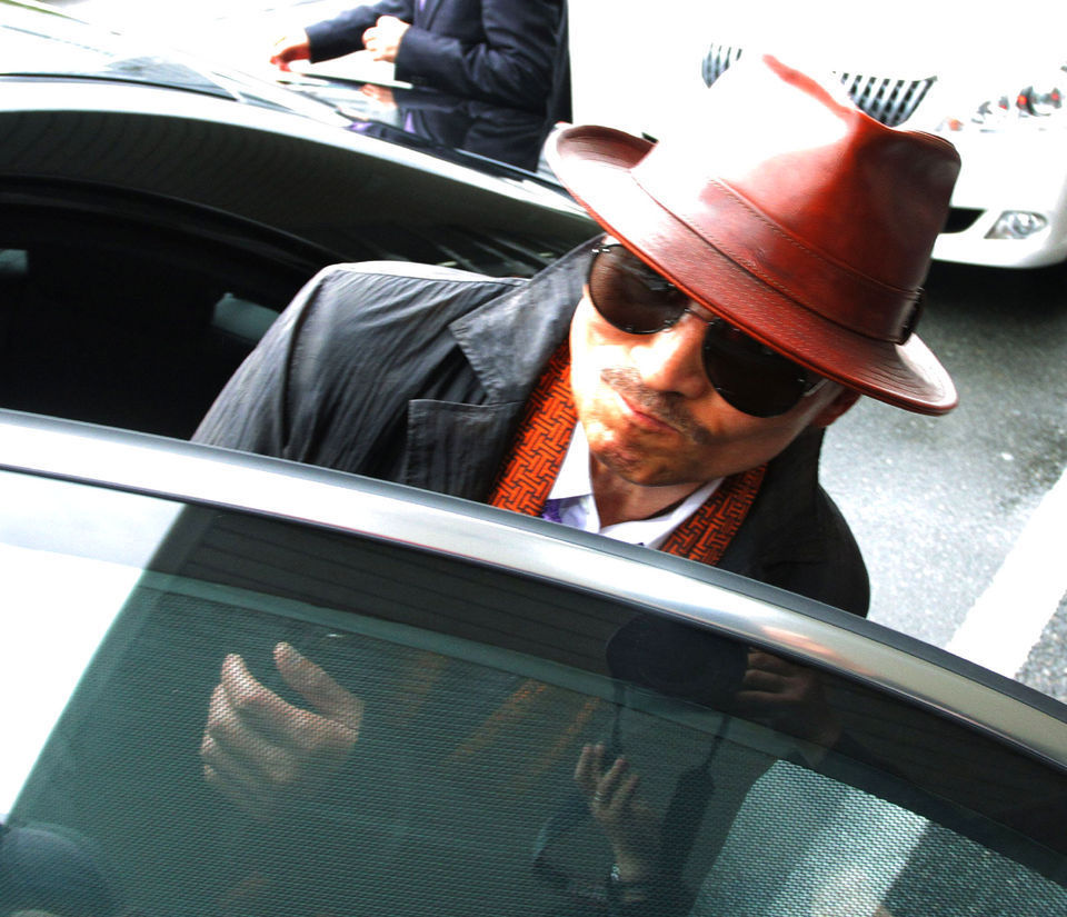 图为筱田建市到达东京品川火车站.