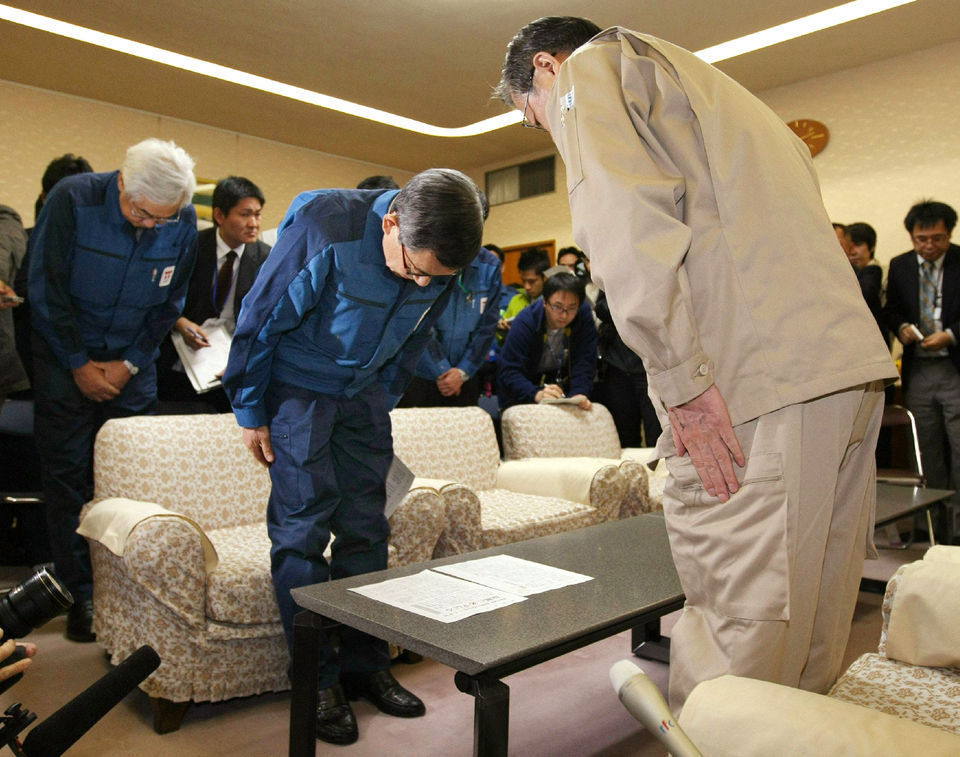 日本东电社长向灾民下跪道歉遭怒斥