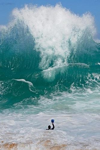 冲浪爱好者追逐海浪拍摄唯美画面