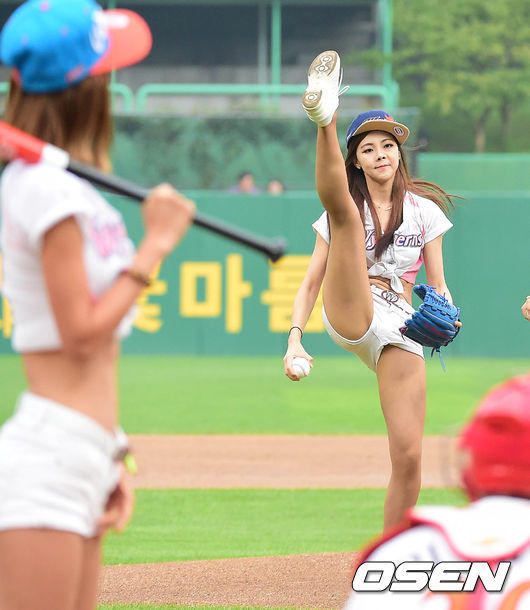 韩棒球宝贝面球员劈腿开球竖一字马惊艳图