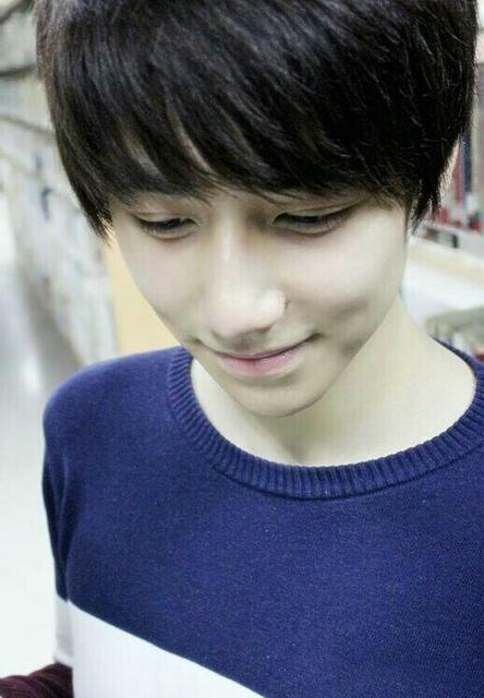 [提要][摘要]近日网络上曝出了一组清华大学校草李润东的生活照,据称