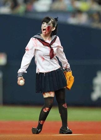 组图日本血腥僵尸现身为棒球赛开球