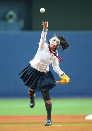 组图:日本血腥"僵尸"现身 为棒球赛开球_体育_腾讯网