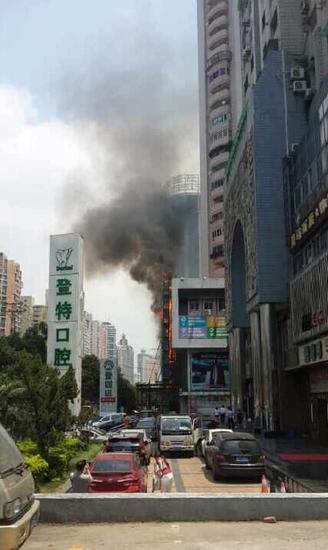 厦门阜康大厦突燃大火 系工人电焊火星溅落所致