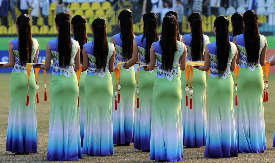 中韩亚运礼仪服装对比 紧身旗袍显尴尬