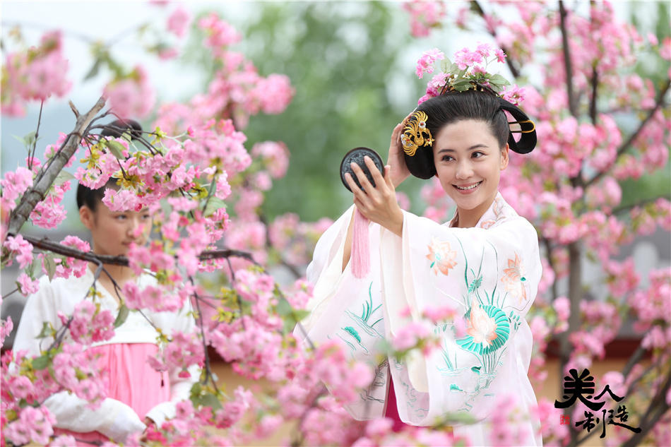 《美人制造》曝应采儿造型 粉面桃妆一笑百媚