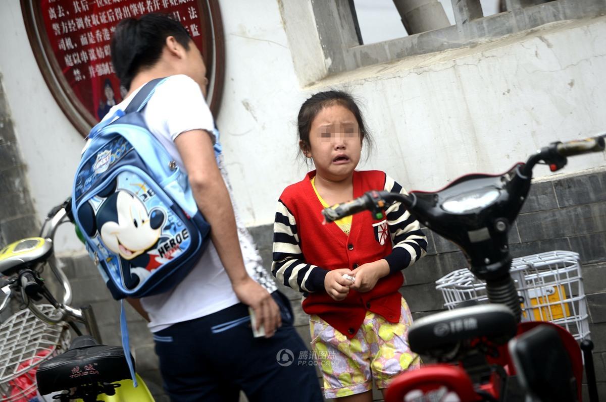 女孩不肯进校园 遭父亲连扇三耳光